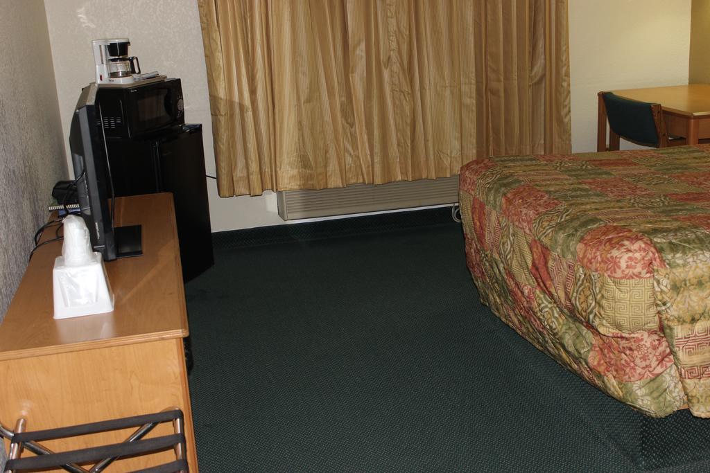 Americas Best Value Inn Grand Forks Exterior foto