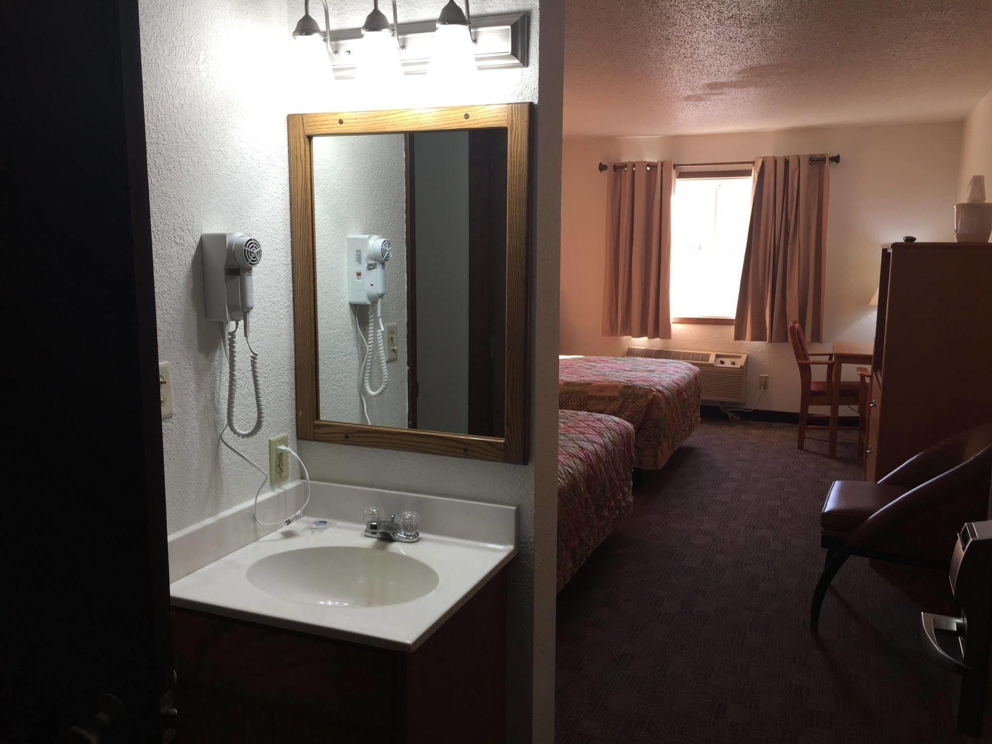 Americas Best Value Inn Grand Forks Exterior foto